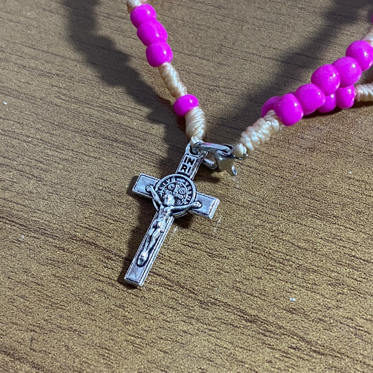 TERÇO PULSEIRA MIÇANGA ROSA MEDALHA SÃO BENTO 4MM (6 UNIDADES)
