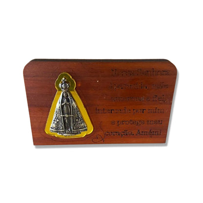 ADORNO DE MESA MADEIRA COM ORAÇÃO NOSSA SENHORA APARECIDA METAL OURO VELHO 7,7CM (1 UNIDADE)