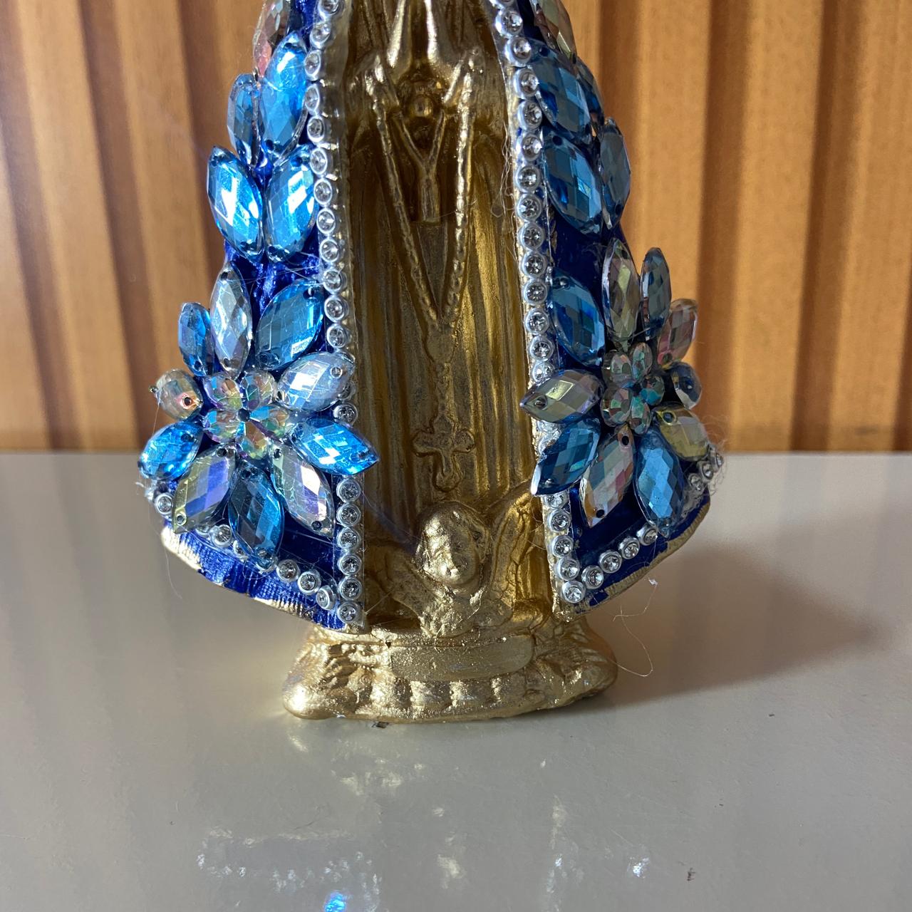 IMAGEM DE GESSO NOSSA SENHORA APARECIDA DOURADA E AZUL COM PEDRARIA 13,5CM (1 UNIDADE)