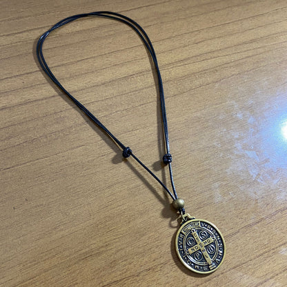 CORDÃO ENCERADO REGULÁVEL MEDALHA DE SÃO BENTO OURO VELHO (3 UNIDADES)