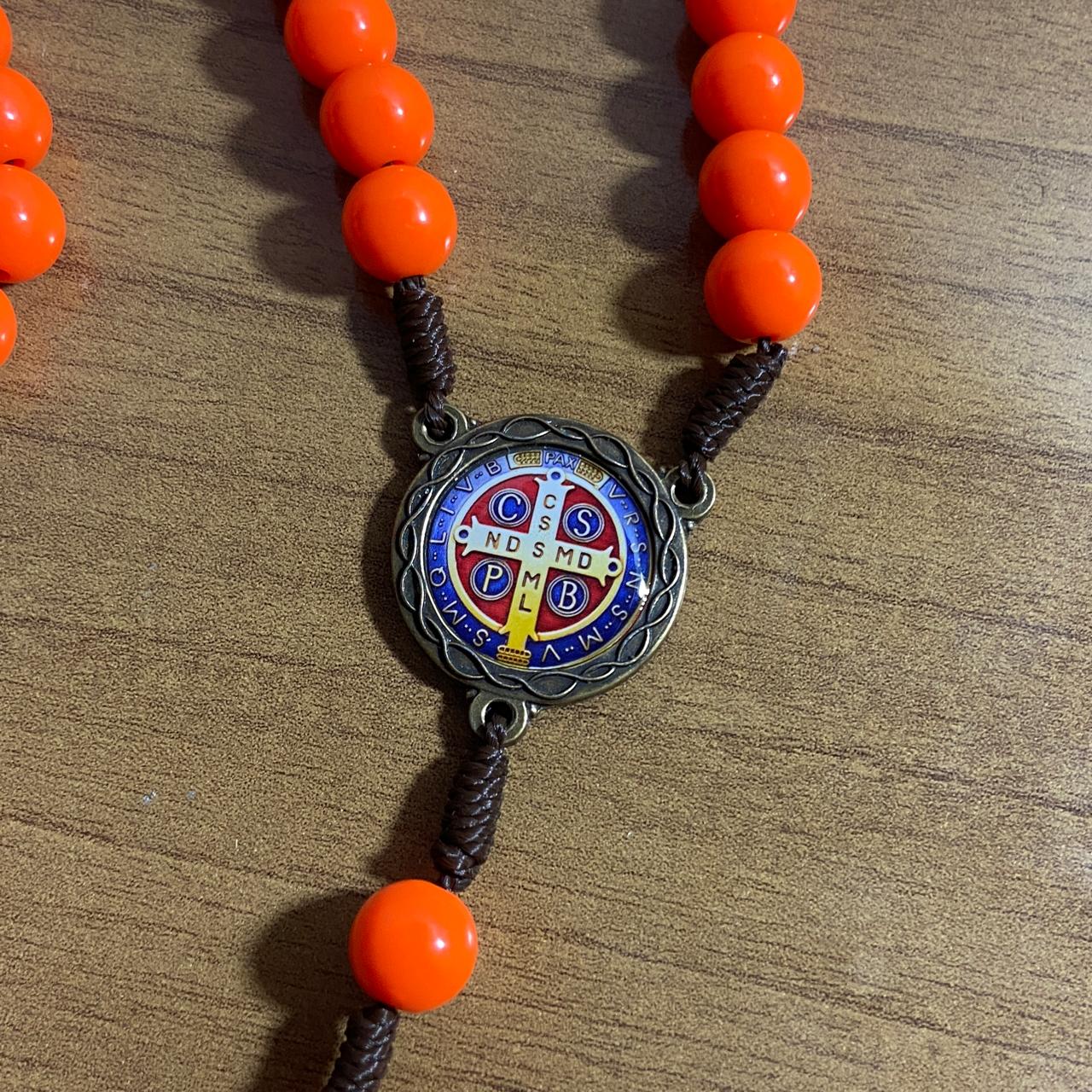 TERÇO PÉROLA LARANJA CAMPISTA MEDALHA SÃO BENTO 10MM (1 UNIDADE)