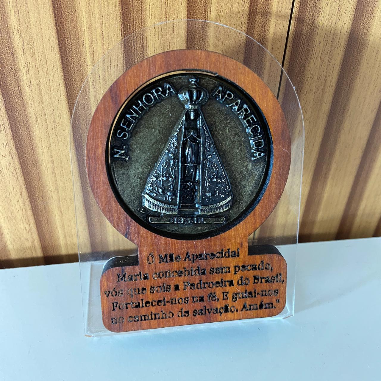 ADORNO DE MESA ACRÍLICO E MADEIRA COM ORAÇÃO NOSSA SENHORA APARECIDA METAL OURO VELHO 12CM (1 UNIDADE)