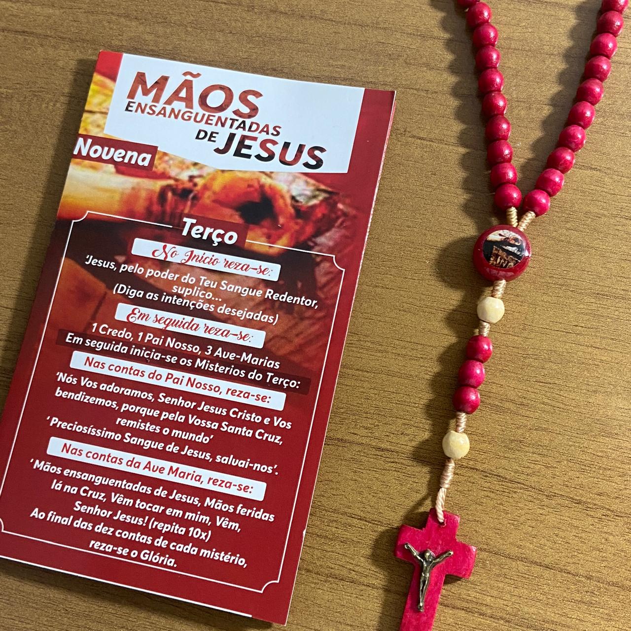 TERÇO DE MADEIRA MÃOS ENSANGUENTADAS DE JESUS 6MM MOD2 (3 UNIDADES)