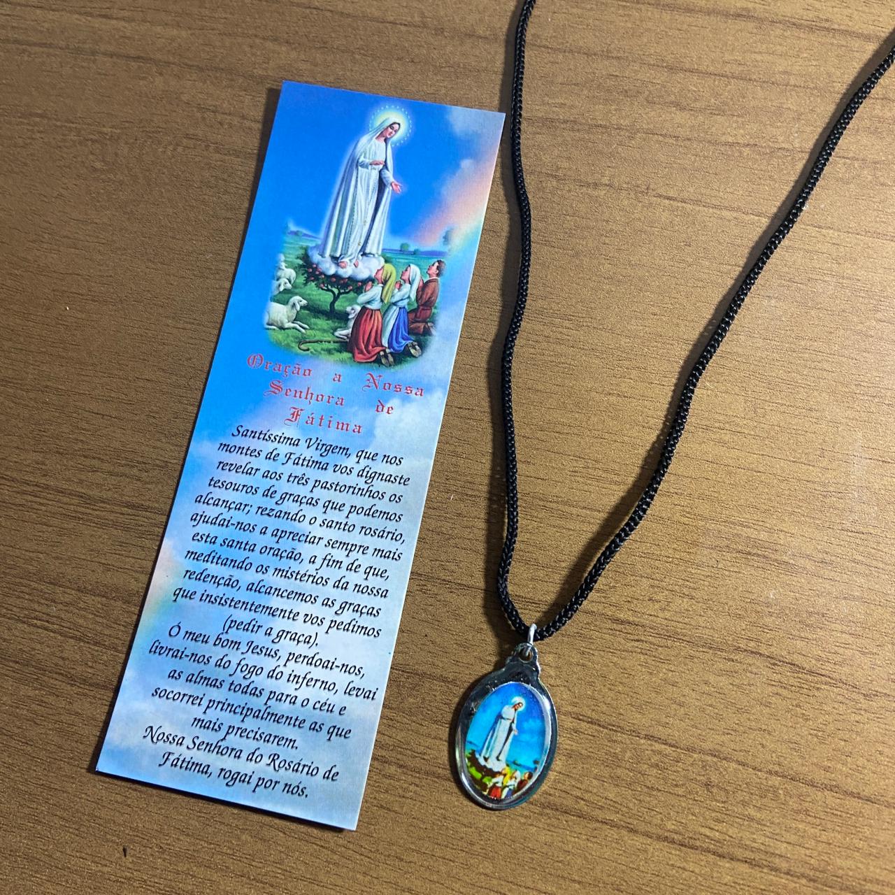 CORDÃO COM MEDALHA RESINADA NOSSA SENHORA DA FÁTIMA (1 UNIDADES)