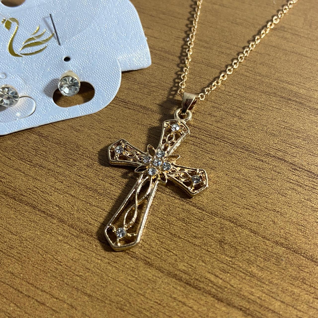 CORRENTE DOURADA COM BRINCO PONTA DE LUZ CRUZ COM STRASS  ( 1 UNIDADE)