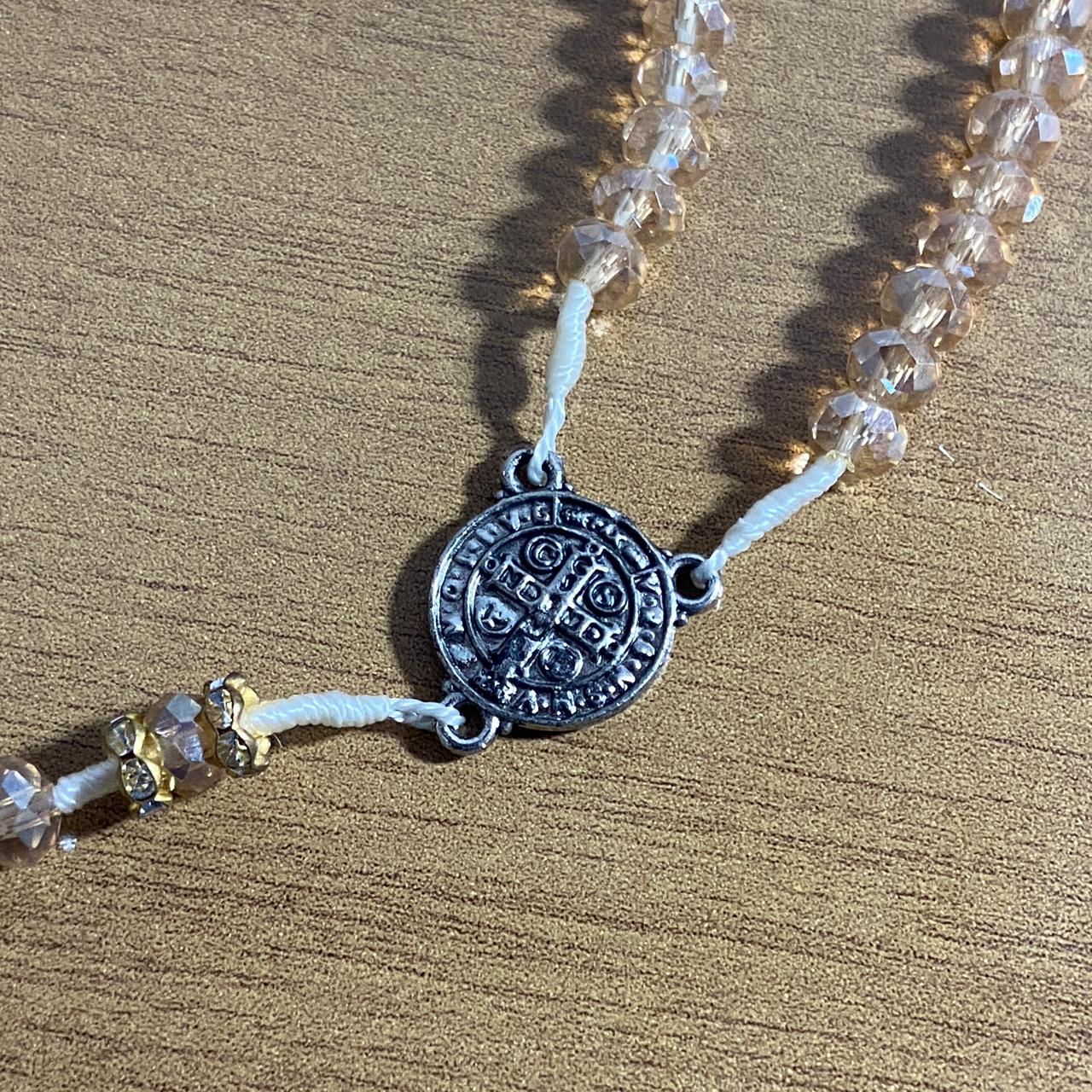 TERÇO GARGANTILHA CRISTAL MEDALHA SÃO BENTO BEGE TRANSPARENTE (3 UNIDADES)