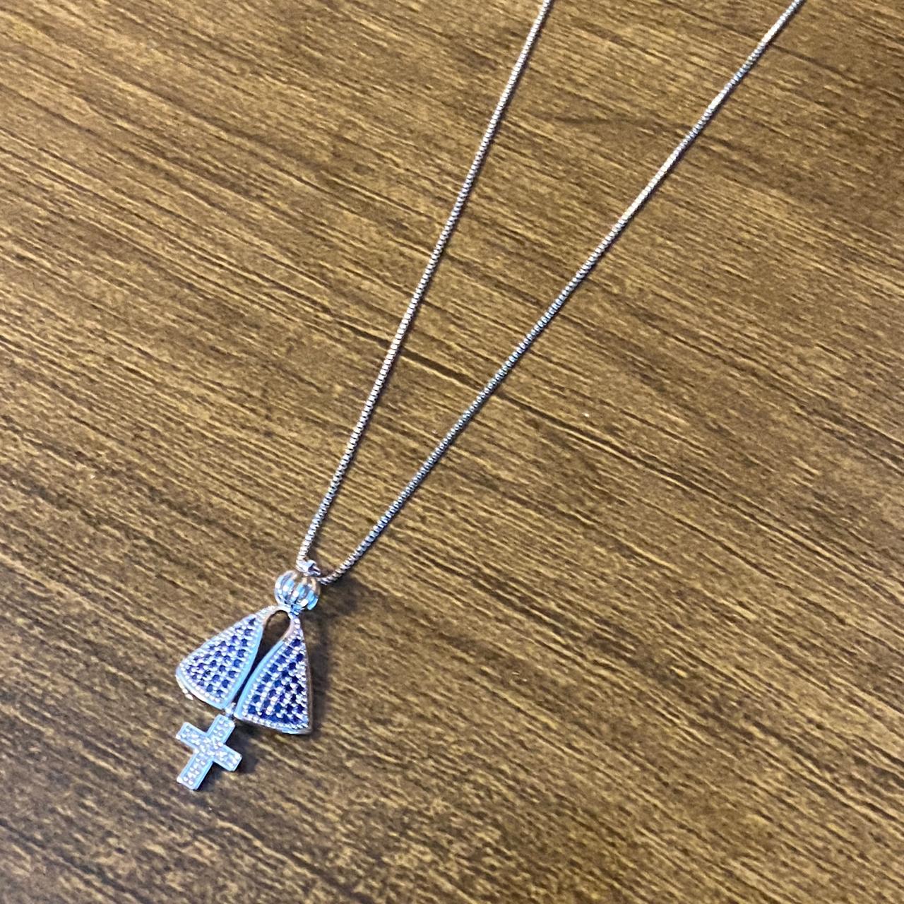 COLAR PRATEADO NOSSA SENHORA APARECIDA COM STRASS  (1 UNIDADE)