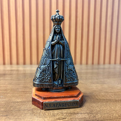 IMAGEM DE MESA METAL OURO VELHO NOSSA SENHORA APARECIDA COM BASE DE MADEIRA 12,5CM (1 UNIDADE)