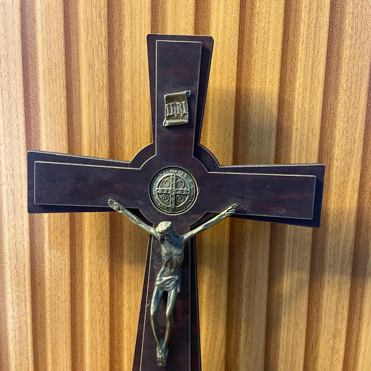 CRUCIFIXO MDF DE MESA MEDALHA SÃO BENTO 24CM (1 UNIDADE)