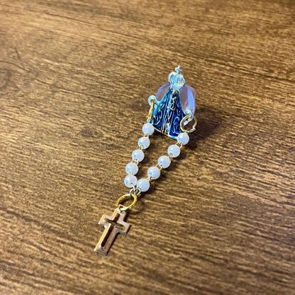 BOTOM RESINADO NOSSA SENHORA APARECIDA COM TERÇO MOD2 ( 12 UNIDADES )