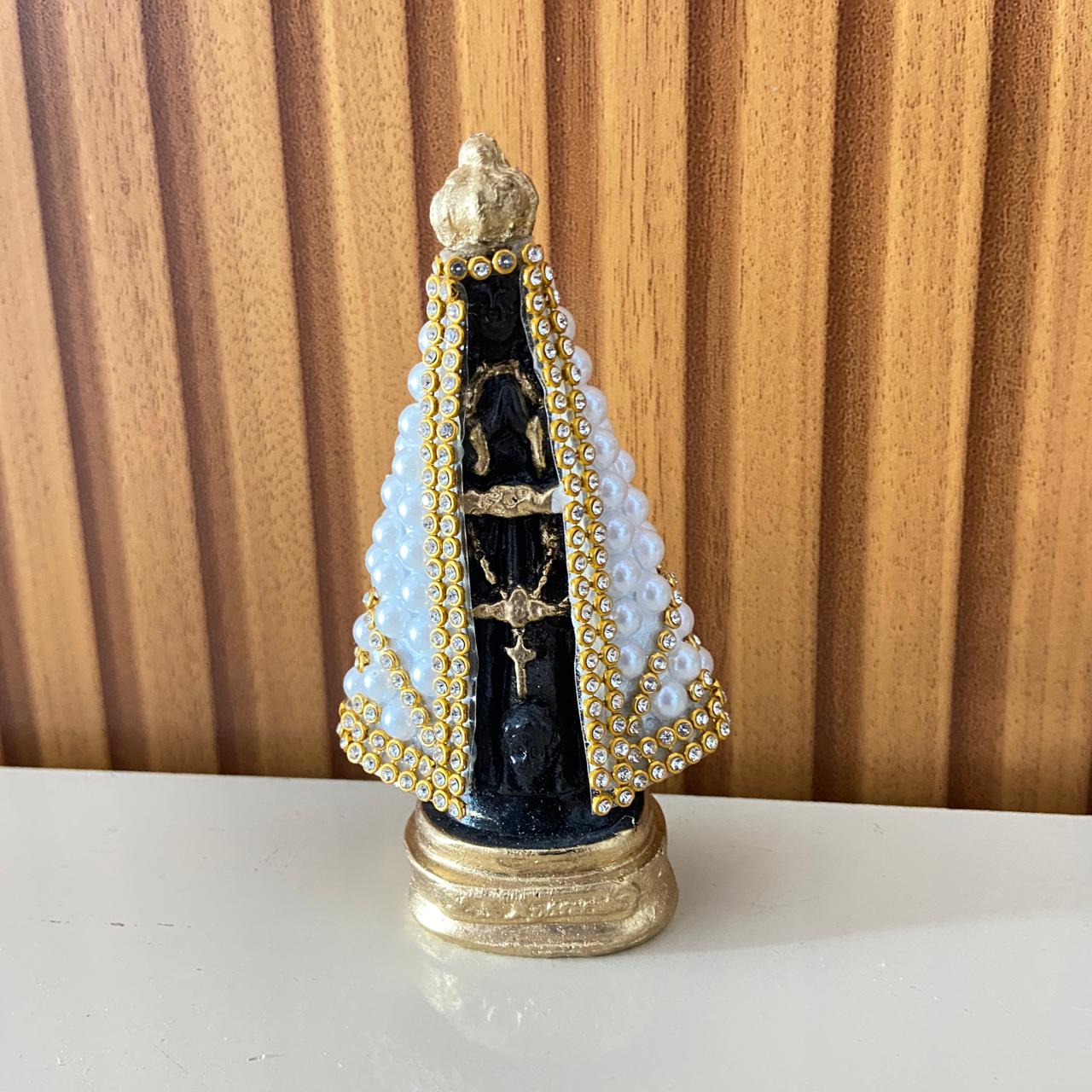 IMAGEM DE GESSO NOSSA SENHORA APARECIDA PÉROLA BRANCA COM STRASS 10,5CM MOD 2 (1 UNIDADE)