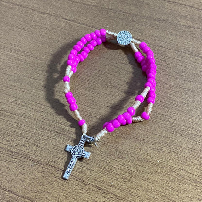 TERÇO PULSEIRA MIÇANGA ROSA MEDALHA SÃO BENTO 4MM (6 UNIDADES)
