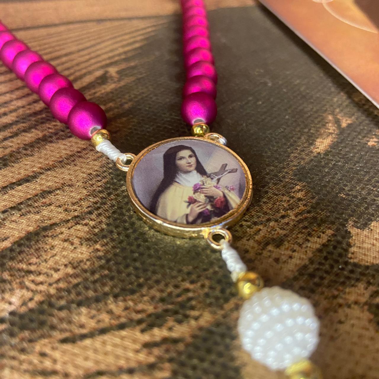 TERÇO PÉROLA ROSA COM MEDALHA RESINADA SANTA TERESINHA  8MM (1 UNIDADE)