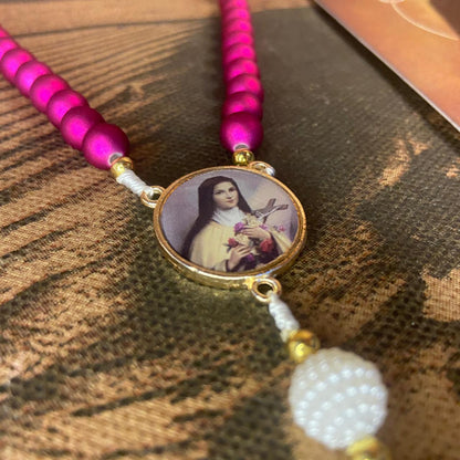 TERÇO PÉROLA ROSA COM MEDALHA RESINADA SANTA TERESINHA  8MM (1 UNIDADE)