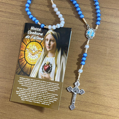 TERÇO ACRÍLICO AZUL E BRANCO COM FECHO NOSSA SENHORA DE FÁTIMA 08MM (1 UNIDADE)