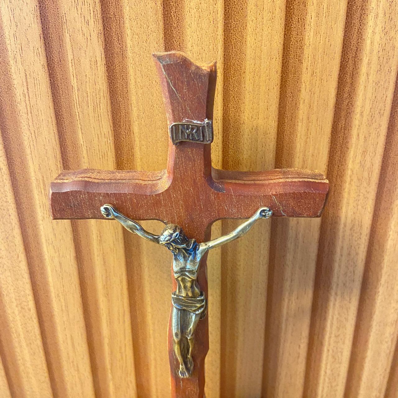 CRUCIFIXO MADEIRA DE MESA ONDULADO 20,5CM (1 UNIDADE)