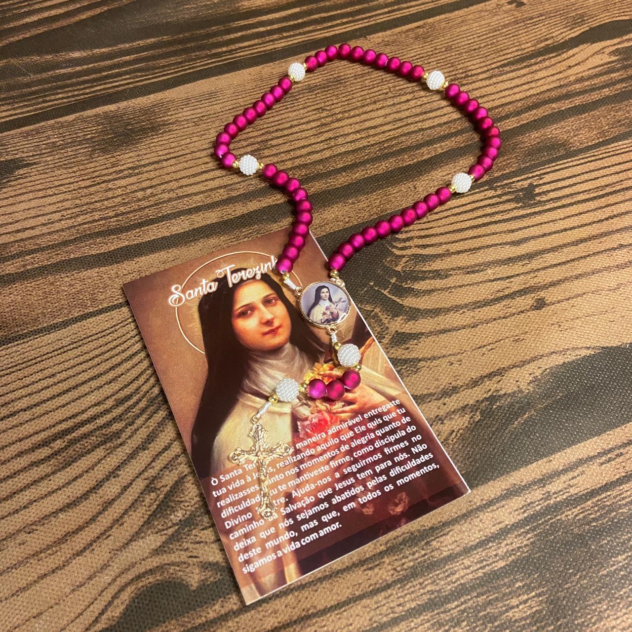 TERÇO PÉROLA ROSA COM MEDALHA RESINADA SANTA TERESINHA  8MM (1 UNIDADE)