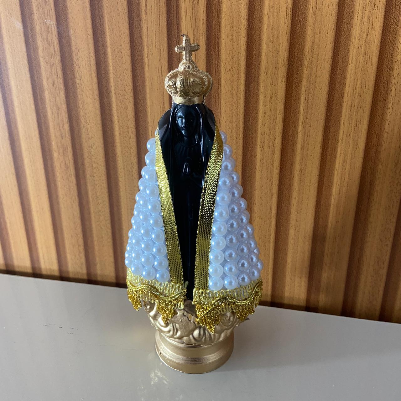 IMAGEM DE PLÁSTICO NOSSA SENHORA APARECIDA COM AREIA MANTO DE PÉROLA  BRANCA 18CM  (1 UNIDADE)