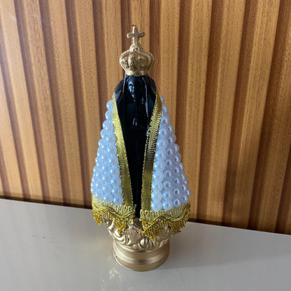 IMAGEM DE PLÁSTICO NOSSA SENHORA APARECIDA COM AREIA MANTO DE PÉROLA  BRANCA 18CM  (1 UNIDADE)