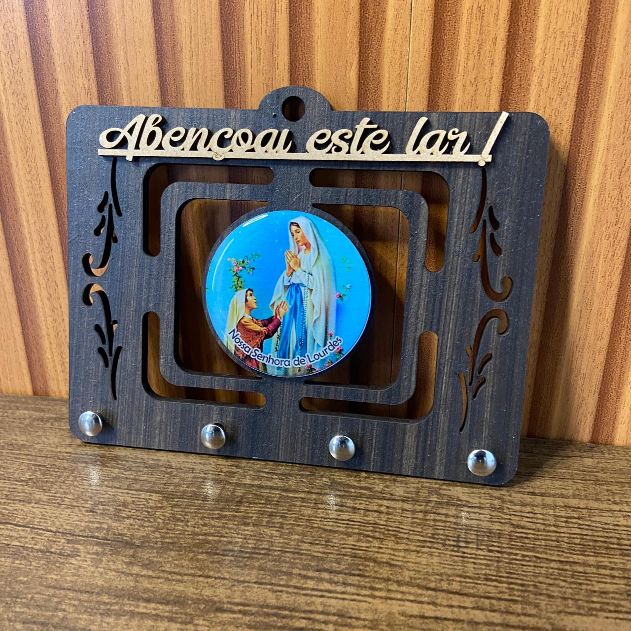 PORTA CHAVE VAZADO RESINADO NOSSA SENHORA DE LOURDES 14CM (1 UNIDADE)