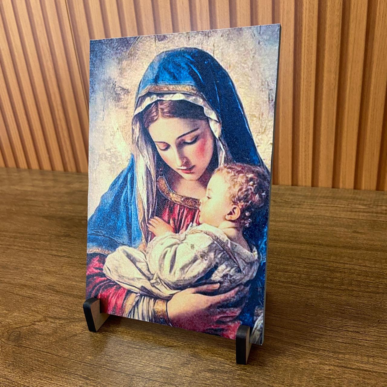PLAQUINHA DE MESA MDF RESINADO NOSSA SENHORA COM MENINO JESUS 19CM x 13CM  (1 UNIDADE)