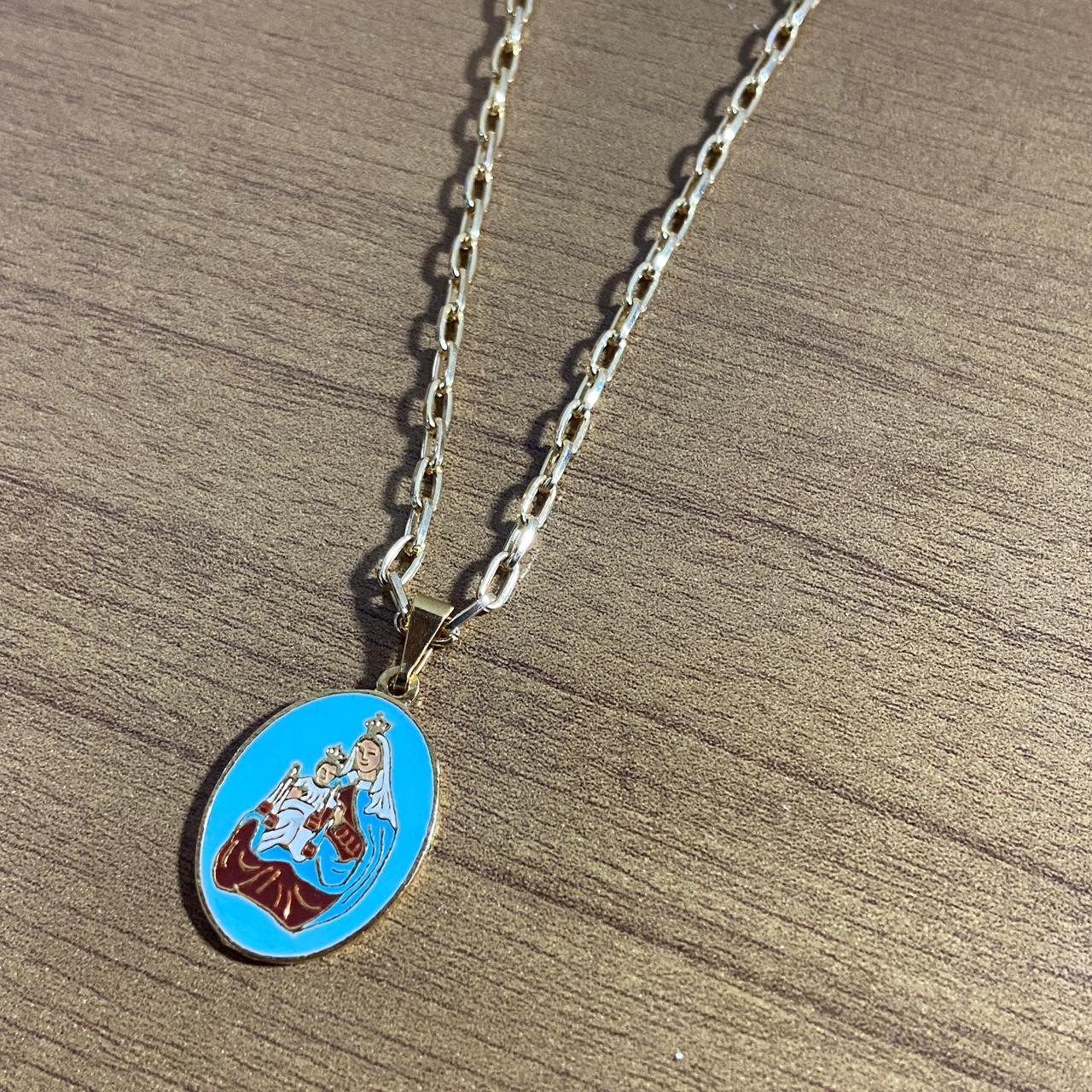 CORRENTE DOURADA COM MEDALHA RESINADA NOSSA SENHORA DO CARMO ( 1 UNIDADE)