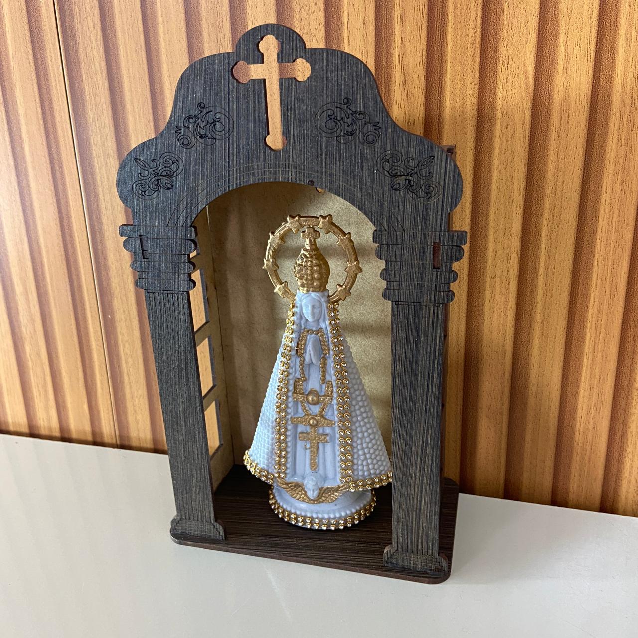 ORATÓRIO DE PAREDE E MESA MDF + IMAGEM DE PLÁSTICO NOSSA SENHORA APARECIDA BRANCA COM STRASS 15CM (1 UNIDADE)