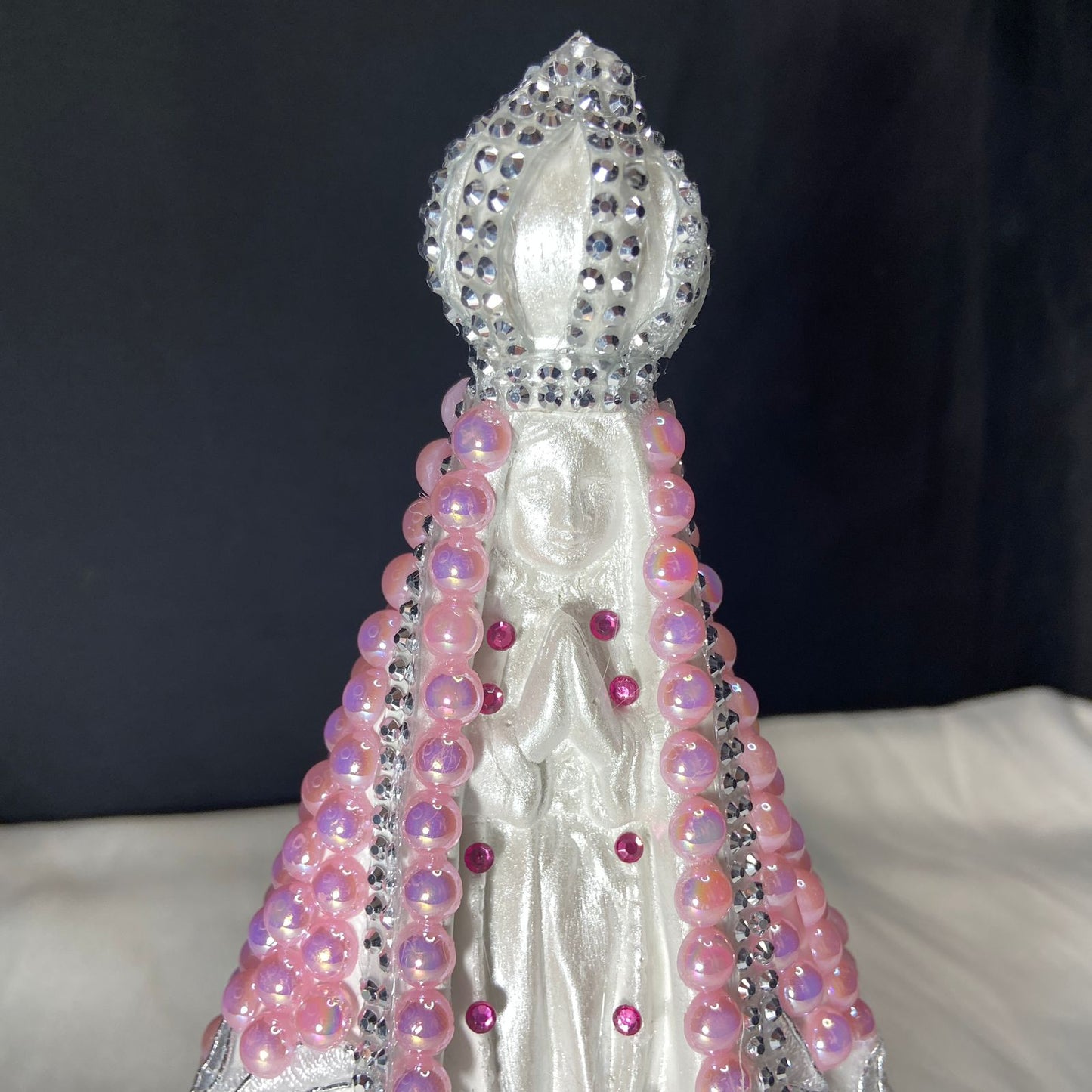 IMAGEM DE GESSO NOSSA SENHORA APARECIDA PÉROLA COM STRASS MOD14 23CM (1 UNIDADE)
