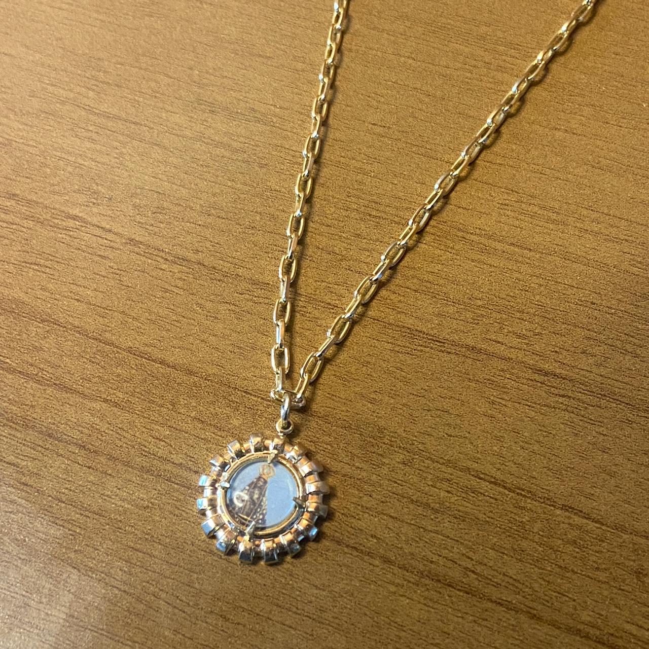 CORRENTE DOURADA COM PINGENTE RESINADO NOSSA SENHORA APARECIDA  ( 1 UNIDADE)