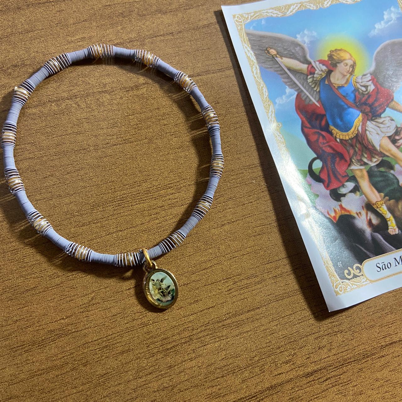 PULSEIRA DE MOLA COM MEDALHA SÃO MIGUEL ARCANJO CORES SORTIDAS  (3 UNIDADES)