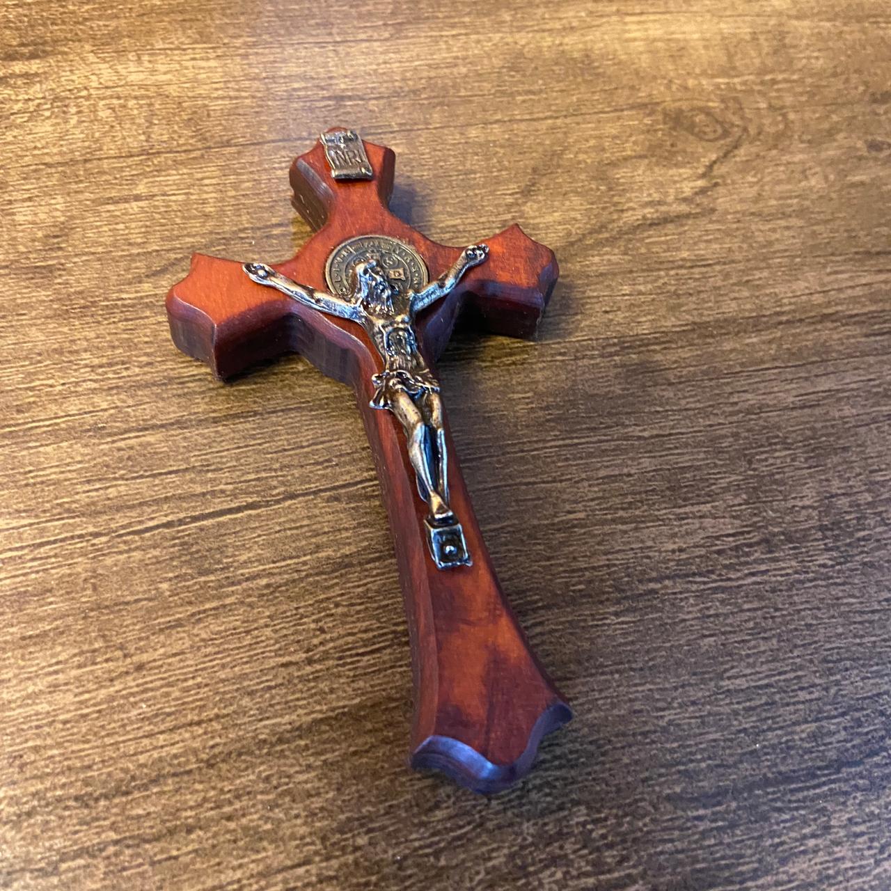 CRUCIFIXO MADEIRA DE PAREDE MEDALHA SÃO BENTO 11CM (1 UNIDADE)