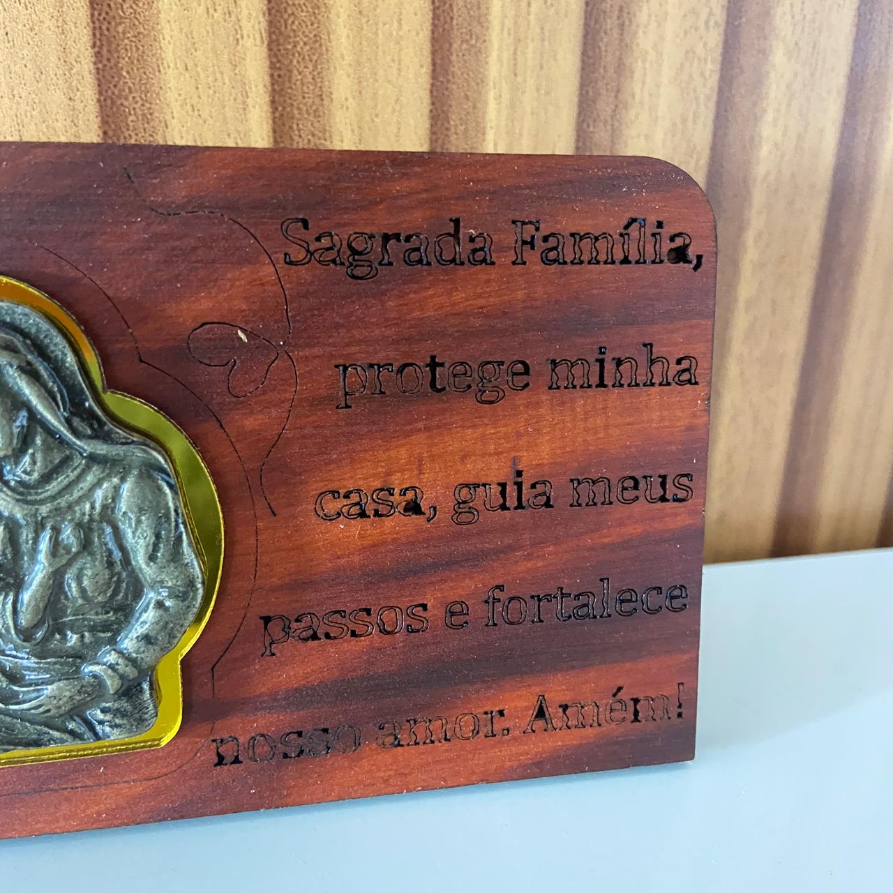 ADORNO DE MESA MADEIRA COM ORAÇÃO SAGRADA FAMÍLIA METAL OURO VELHO 7,7CM (1 UNIDADE)