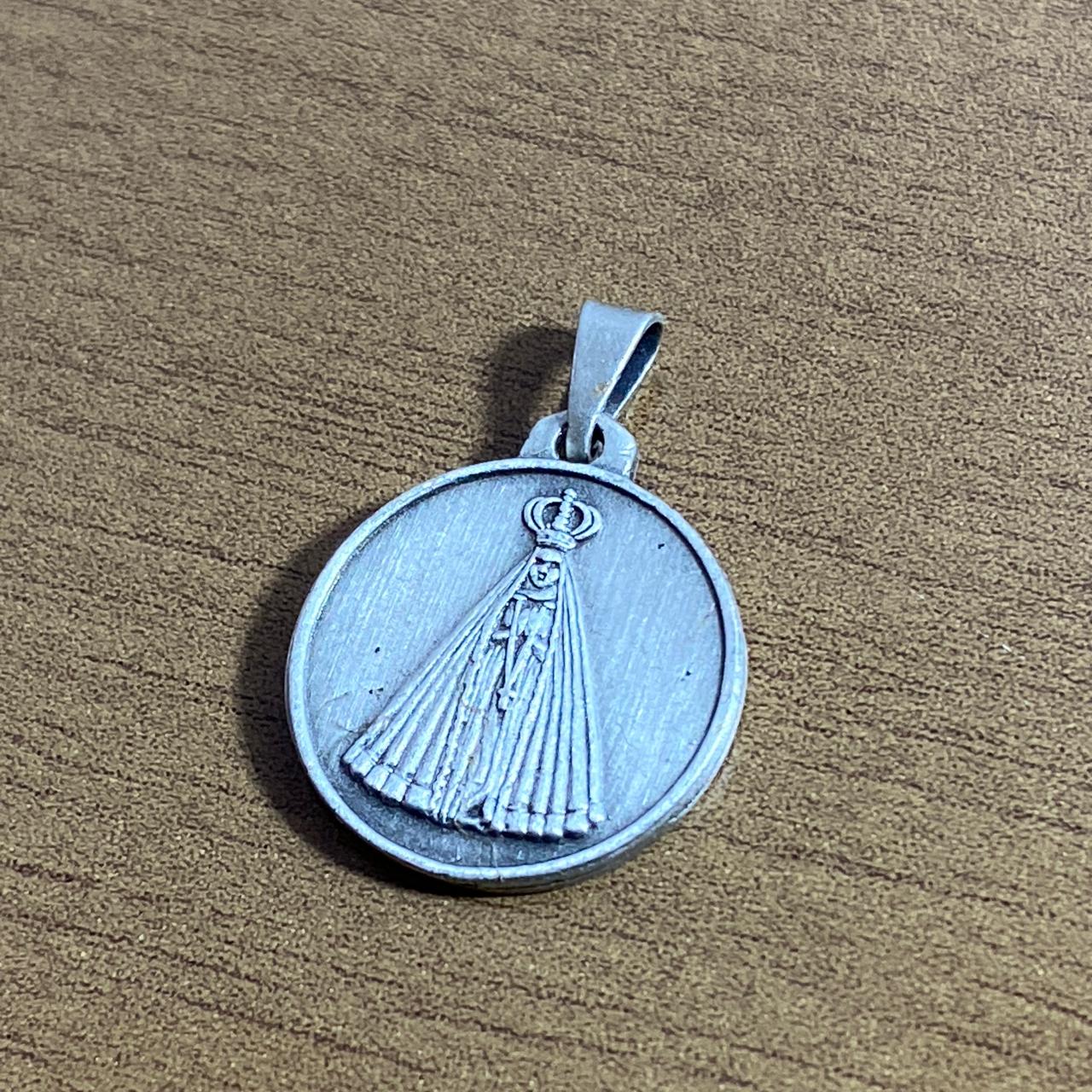 PINGENTE PRATEADO NOSSA SENHORA APARECIDA E BASÍLICA (6 UNIDADES)