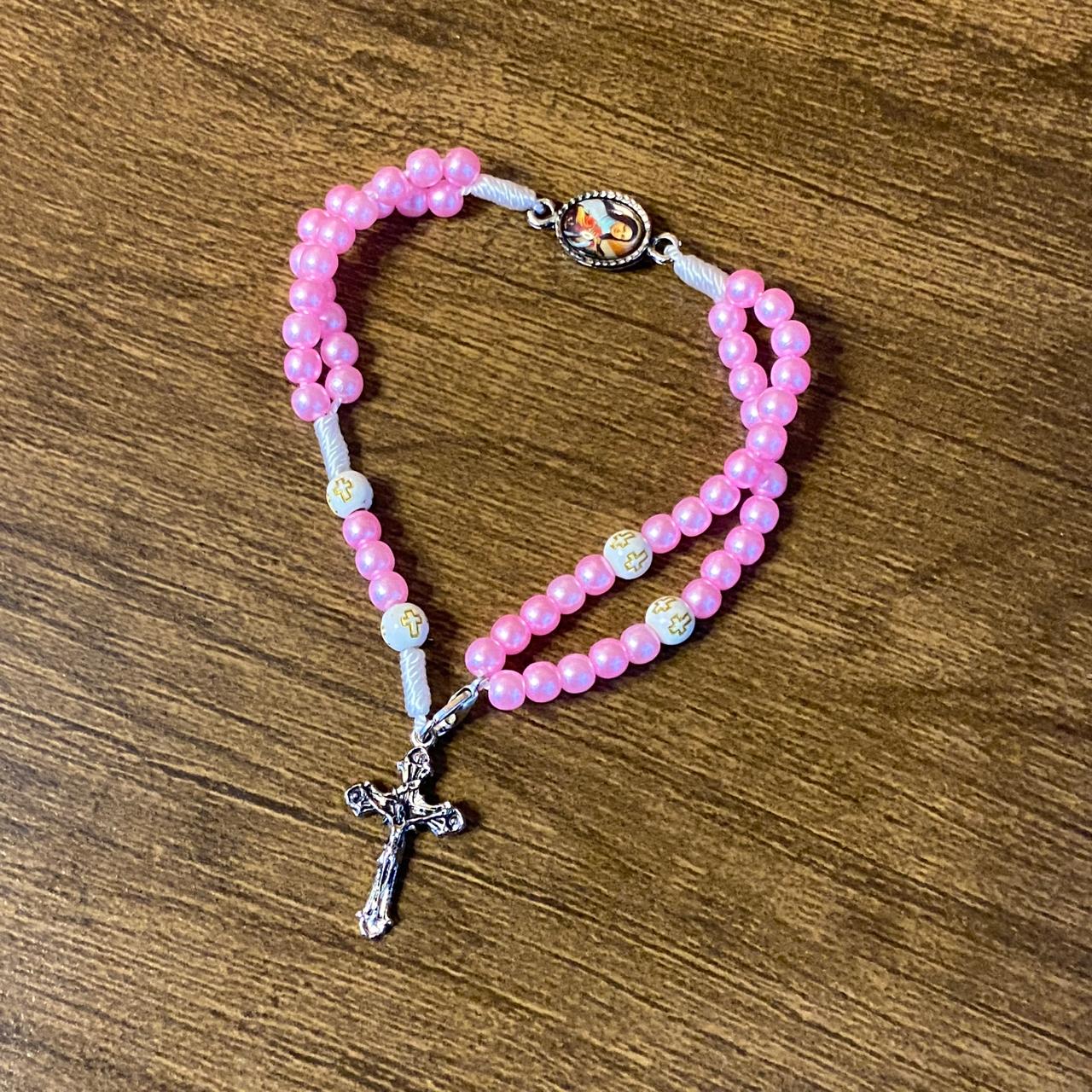 TERÇO PULSEIRA PÉROLA ROSA COM MEDALHA RESINADA SANTA TERESINA (6 UNIDADES)