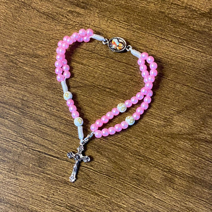 TERÇO PULSEIRA PÉROLA ROSA COM MEDALHA RESINADA SANTA TERESINA (6 UNIDADES)