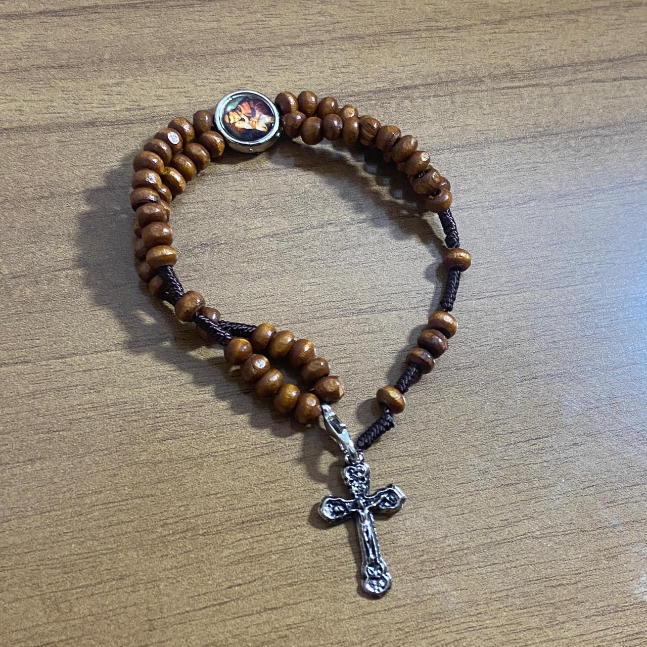 TERÇO PULSEIRA MADEIRA COM MEDALHA RESINADA SANTO ANTÔNIO  (6 UNIDADES)