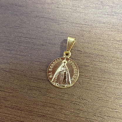 PINGENTE DOURADO NOSSA SENHORA APARECIDA E BASÍLICA (6 UNIDADES)