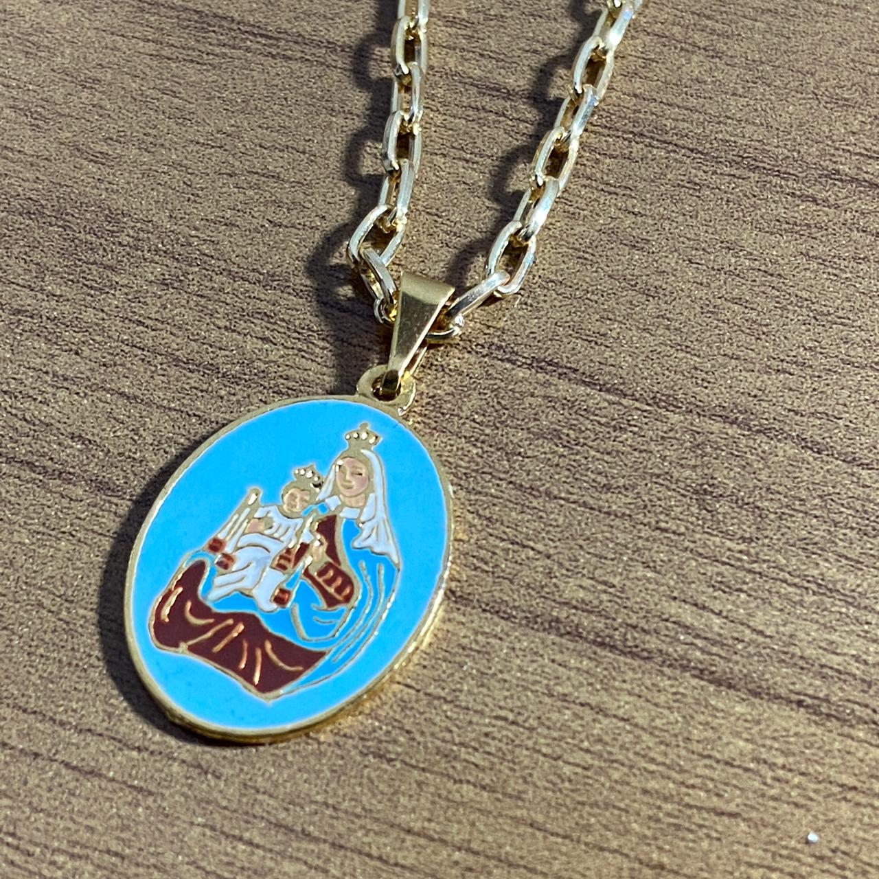 CORRENTE DOURADA COM MEDALHA RESINADA NOSSA SENHORA DO CARMO ( 1 UNIDADE)