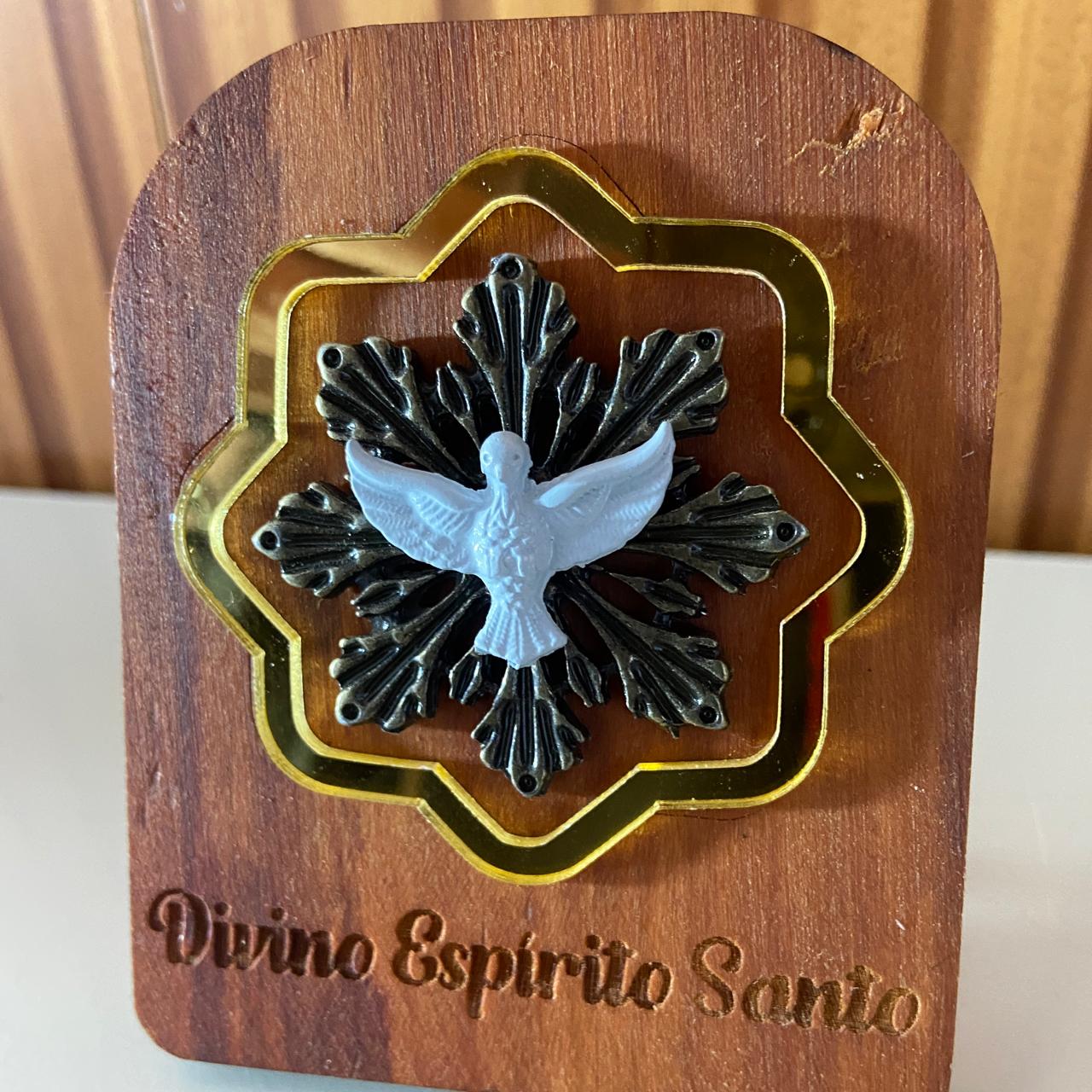 ADORNO DE MESA MADEIRA DIVINO ESPÍRITO SANTO DE METAL COM ACRÍLICO 9,5CM(1 UNIDADE)