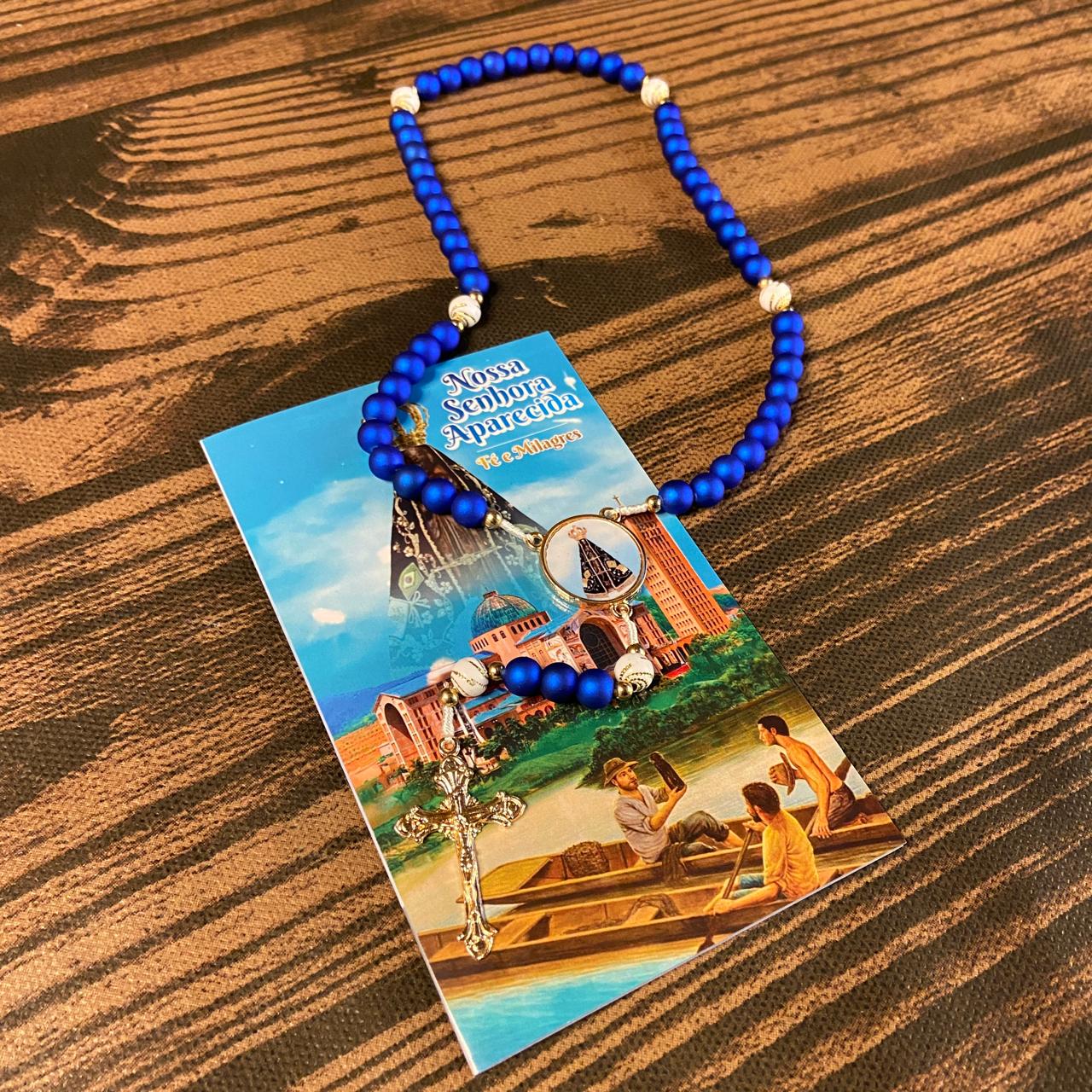 TERÇO PÉROLA AZUL COM MEDALHA RESINADA NOSSA SENHORA APARECIDA 6MM (1 UNIDADE)