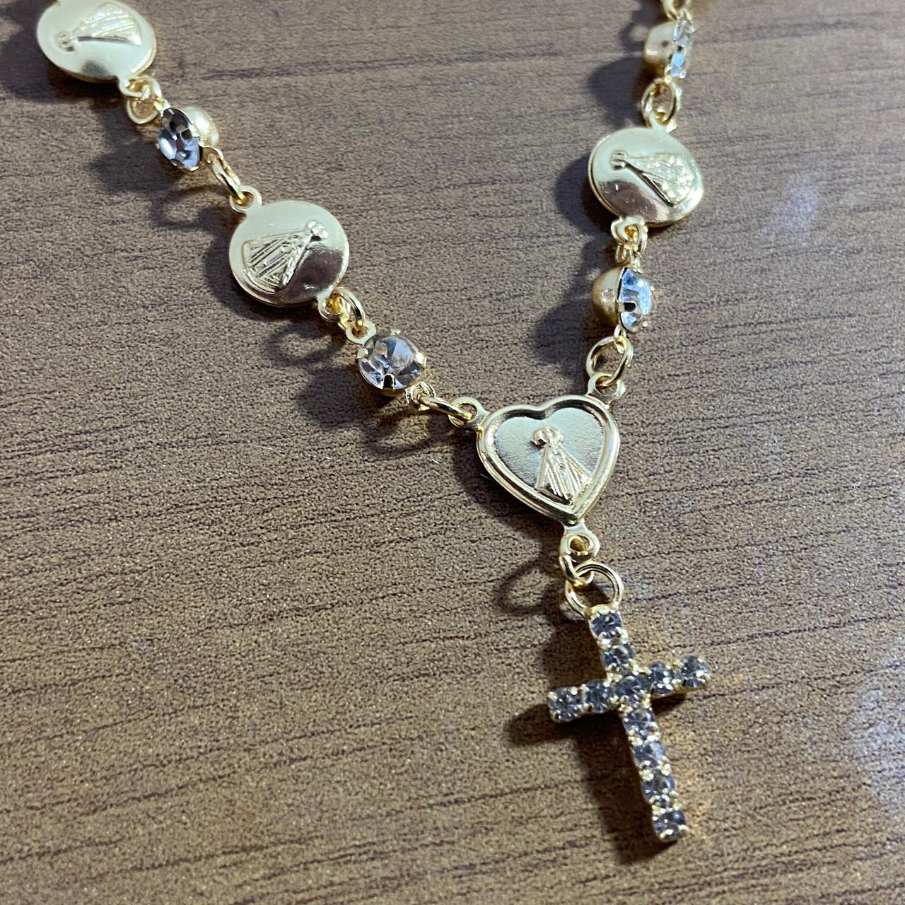 PULSEIRA DOURADA MEDALHAS DECORADAS NOSSA SENHORA APARECIDA COM STRASS  (3 UNIDADES)