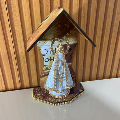 ORATÓRIO DE PAREDE E MESA MDF DOURADO+ IMAGEM DE PLÁSTICO NOSSA SENHORA APARECIDA BRANCA COM STRASS 15CM (1 UNIDADE)