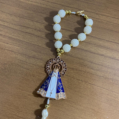 DEZENA PARA CARRO NOSSA SENHORA APARECIDA COM AURÉOLA STRASS BRANCO AMORA BRANCA 12MM (3 UNIDADES)