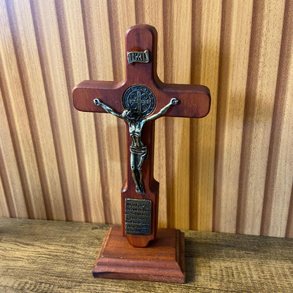 CRUCIFIXO MADEIRA DE MESA MEDALHA SÃO BENTO COM ORAÇÃO 21CM (1 UNIDADE)