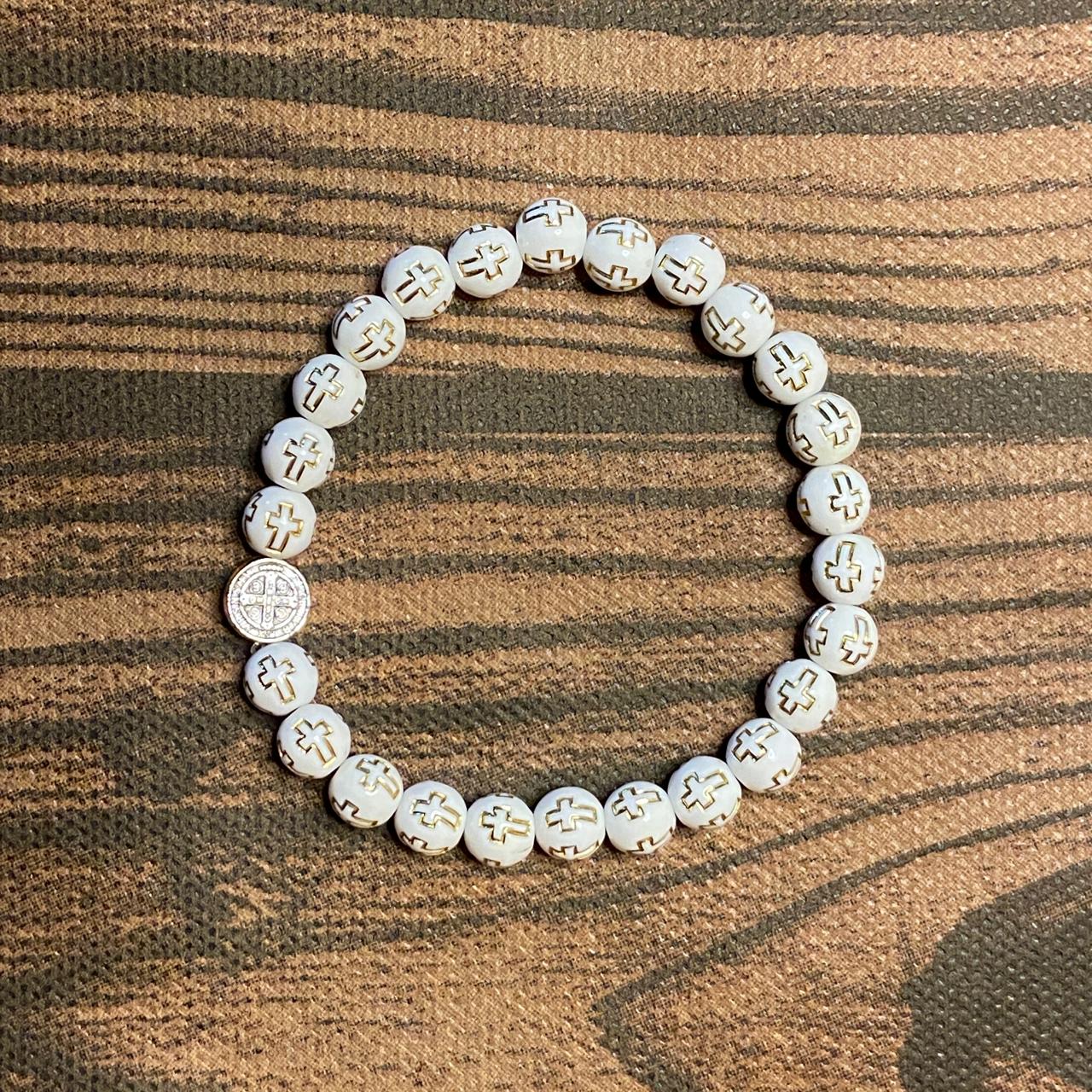 PULSEIRA DE MADEIRA BRANCA CONTAS DECORADAS CRUZ  NOSSA SENHORA APARECIDA  (06 UNIDADES)