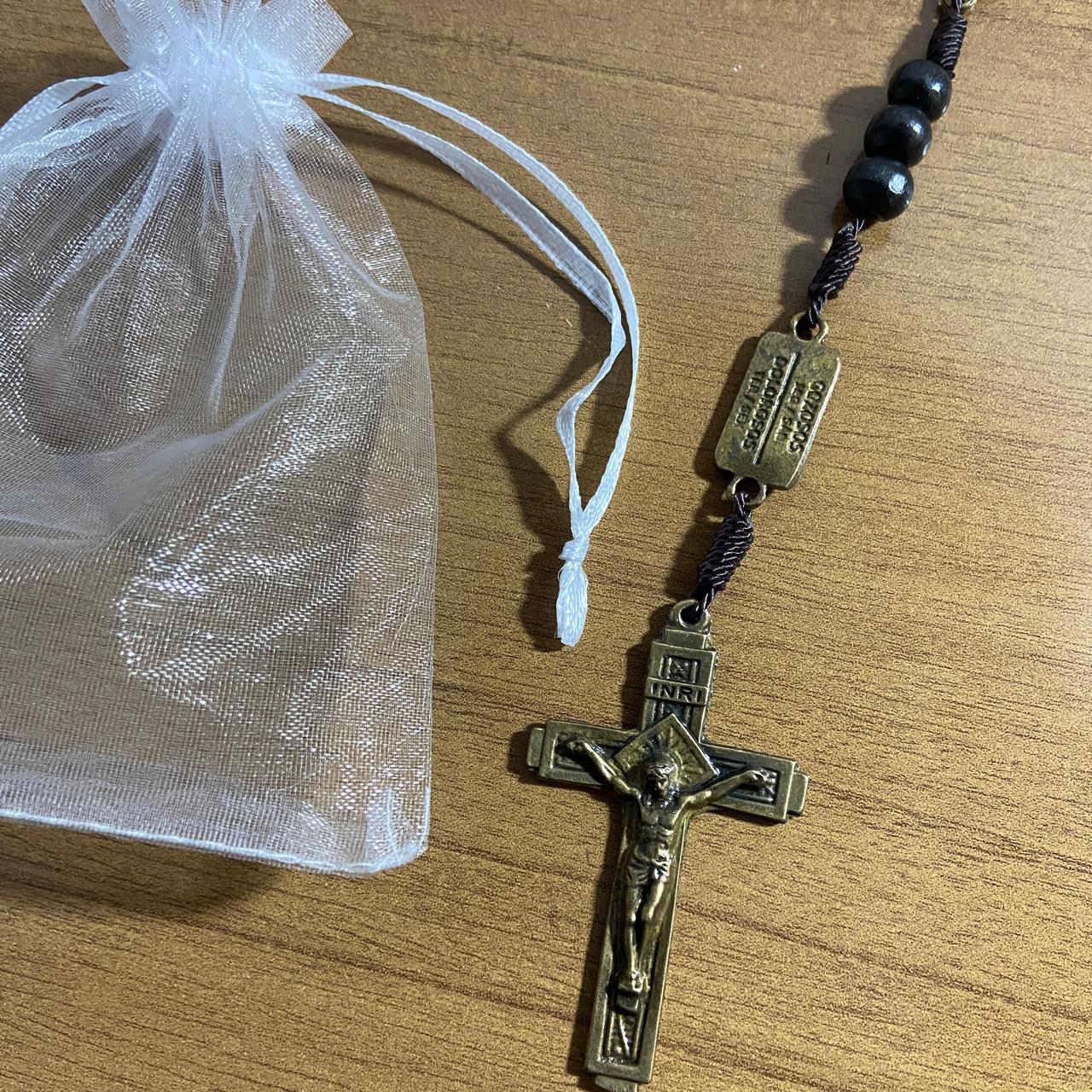 TERÇO DE MADEIRA PRETA CONTEMPLAÇÃO DOS MISTÉRIOS DO ROSÁRIO MEDALHA SÃO BENTO (1 UNIDADE)