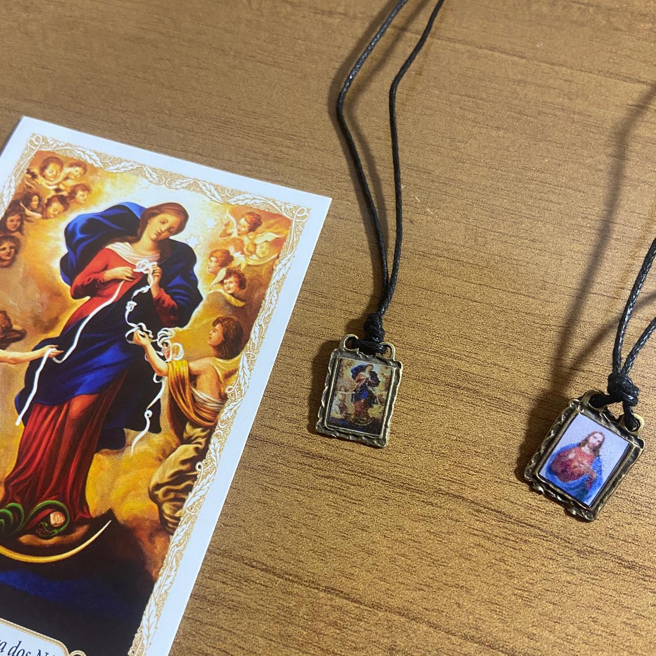 ESCAPULÁRIO DE COURO NOSSA SENHORA DESATADORA DOS NÓS  (12 UNIDADES)
