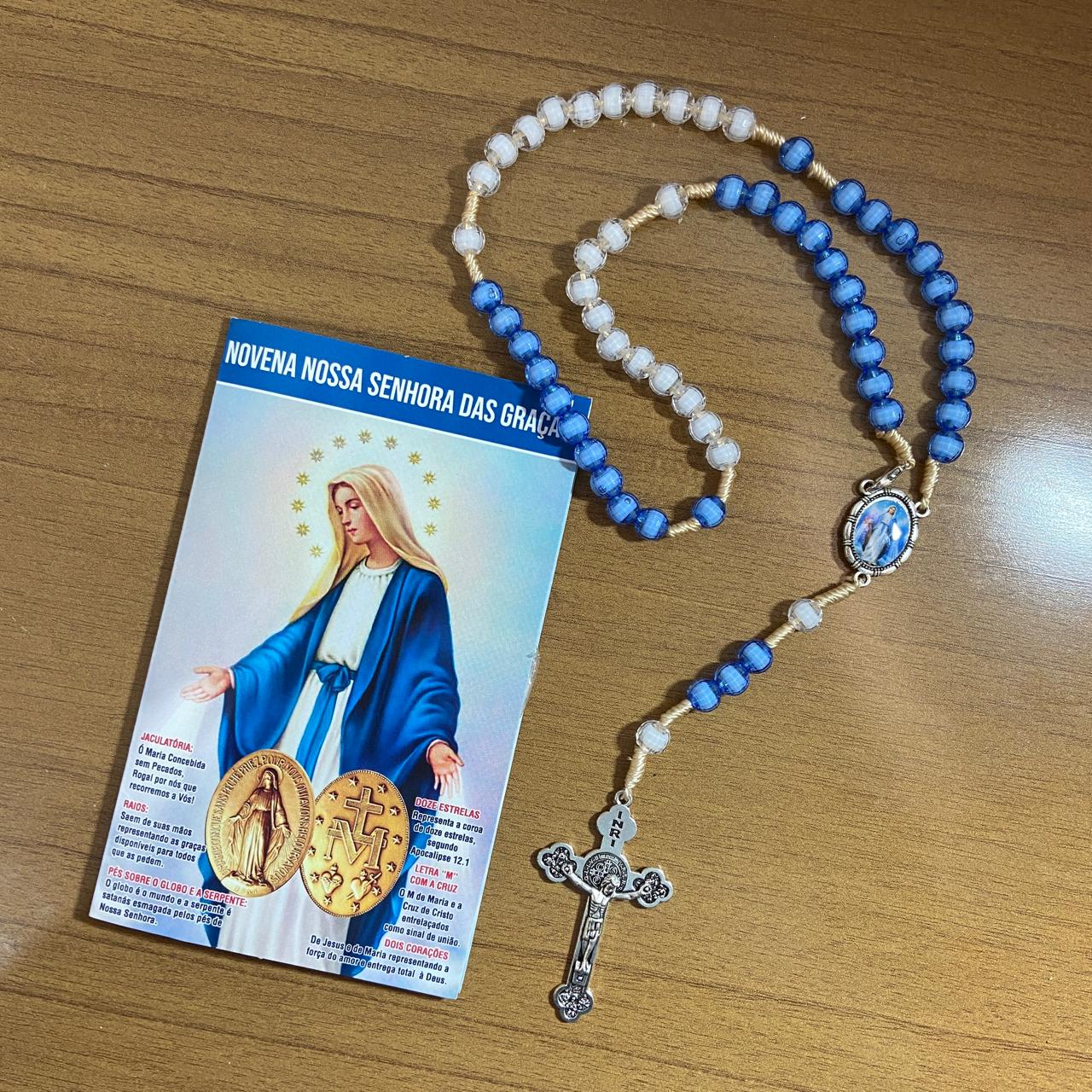 TERÇO ACRÍLICO AZUL E BRANCO COM FECHO NOSSA SENHORA DAS GRAÇAS 08MM (1 UNIDADE)