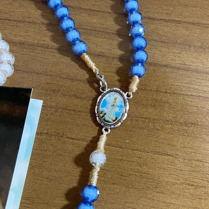 TERÇO ACRÍLICO AZUL E BRANCO COM FECHO NOSSA SENHORA DE FÁTIMA 08MM (1 UNIDADE)