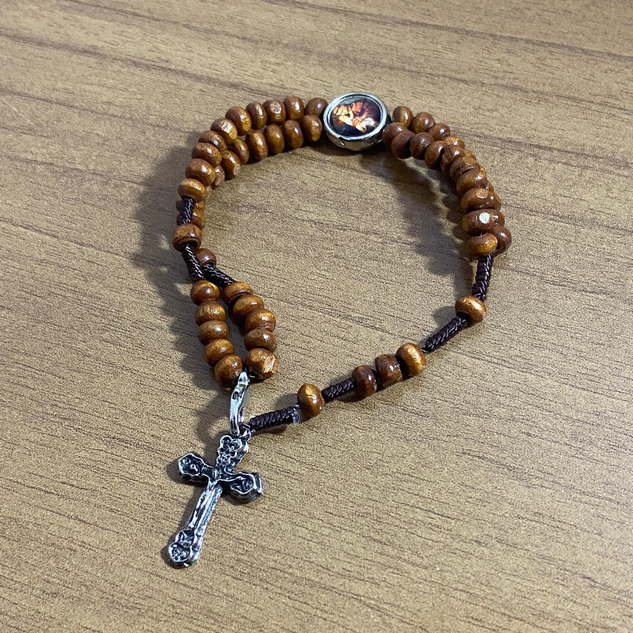 TERÇO PULSEIRA MADEIRA COM MEDALHA RESINADA SANTO ANTÔNIO  (6 UNIDADES)